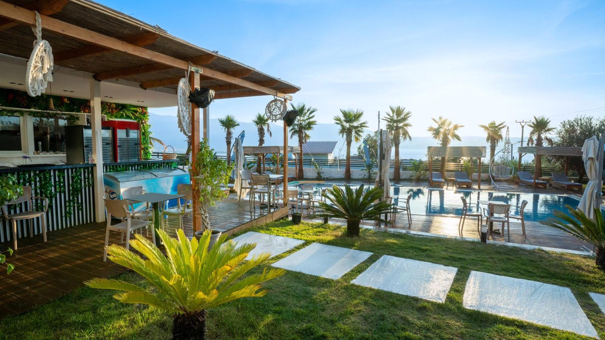 Sea Queen Luxury Hotel Radhimë Esterno foto