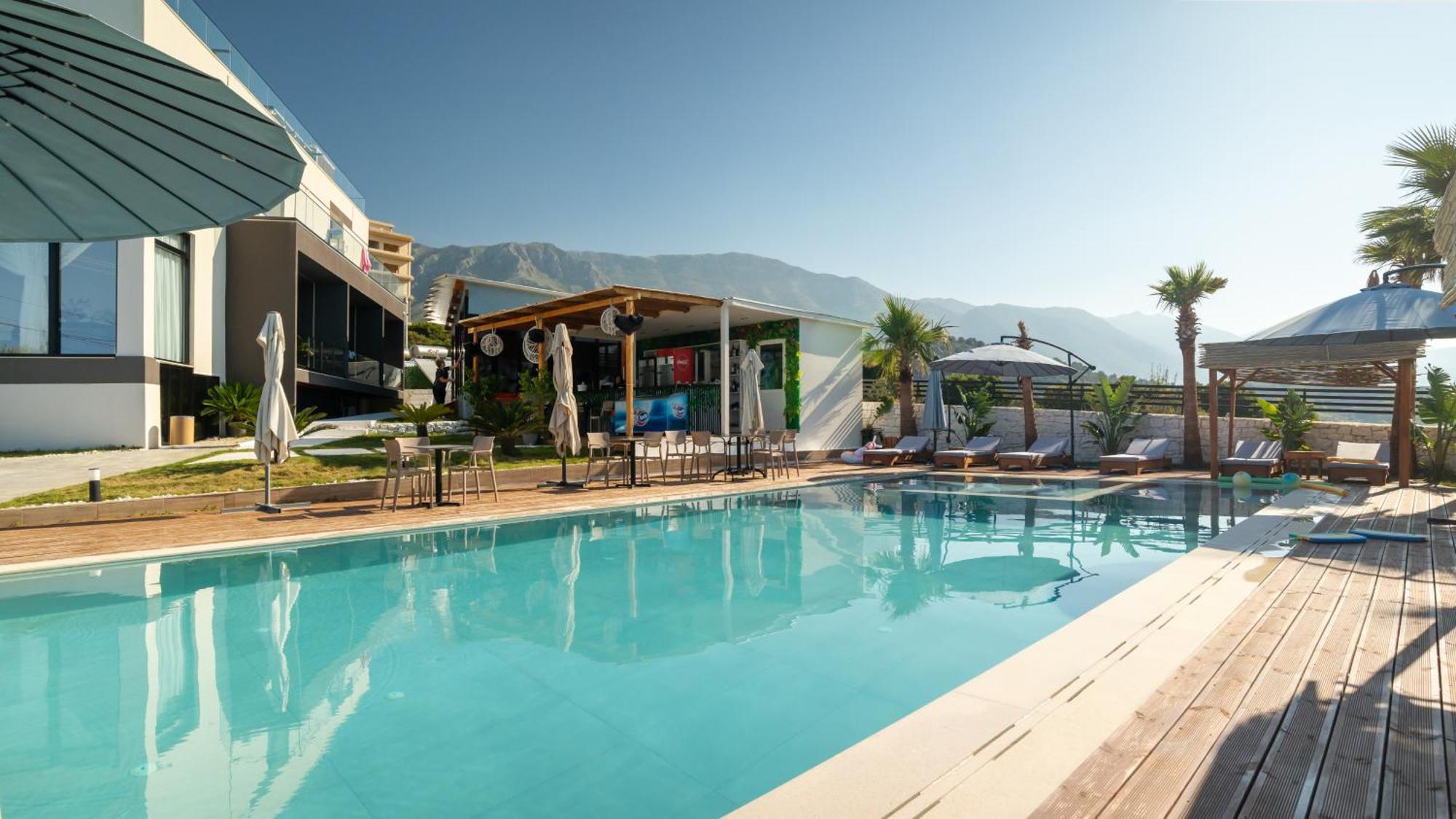 Sea Queen Luxury Hotel Radhimë Esterno foto