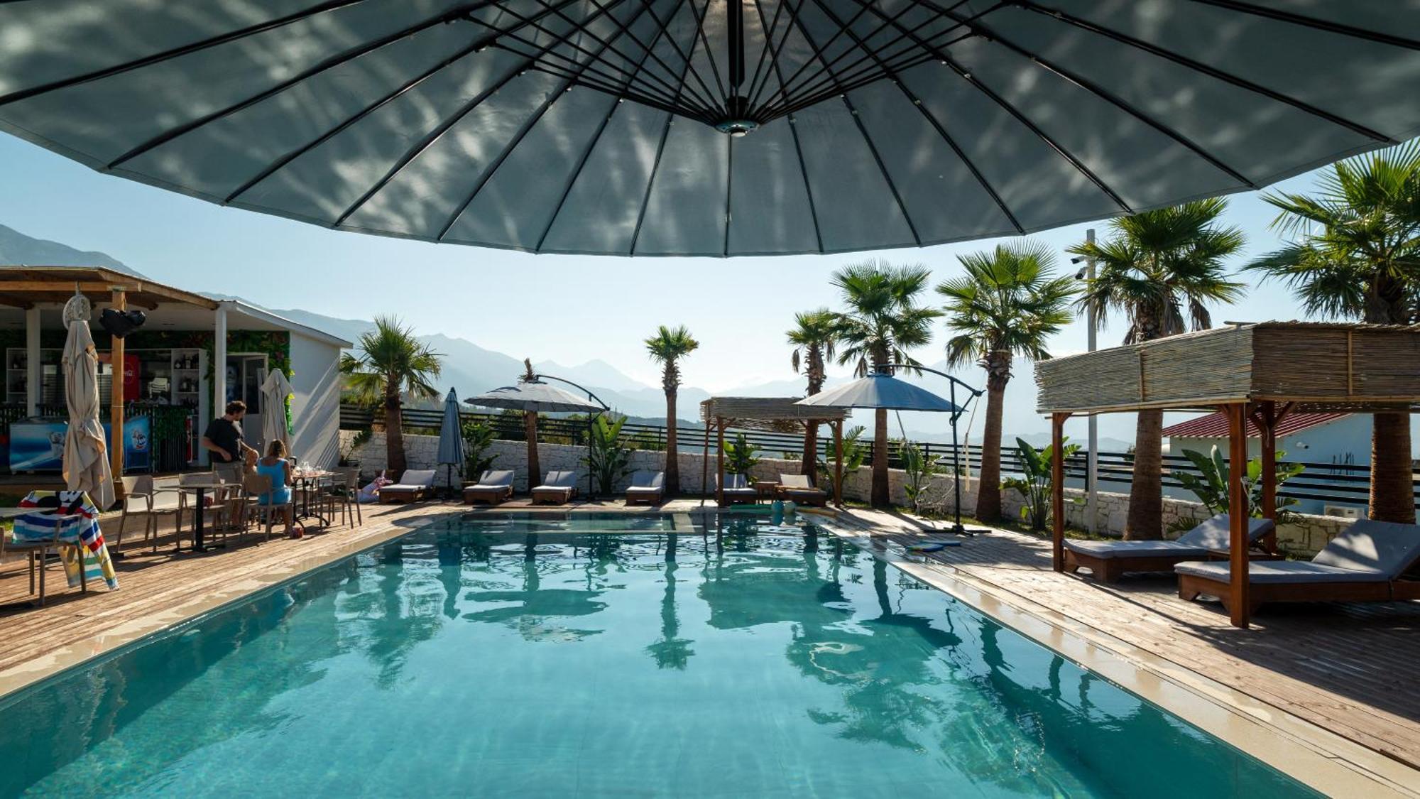 Sea Queen Luxury Hotel Radhimë Esterno foto